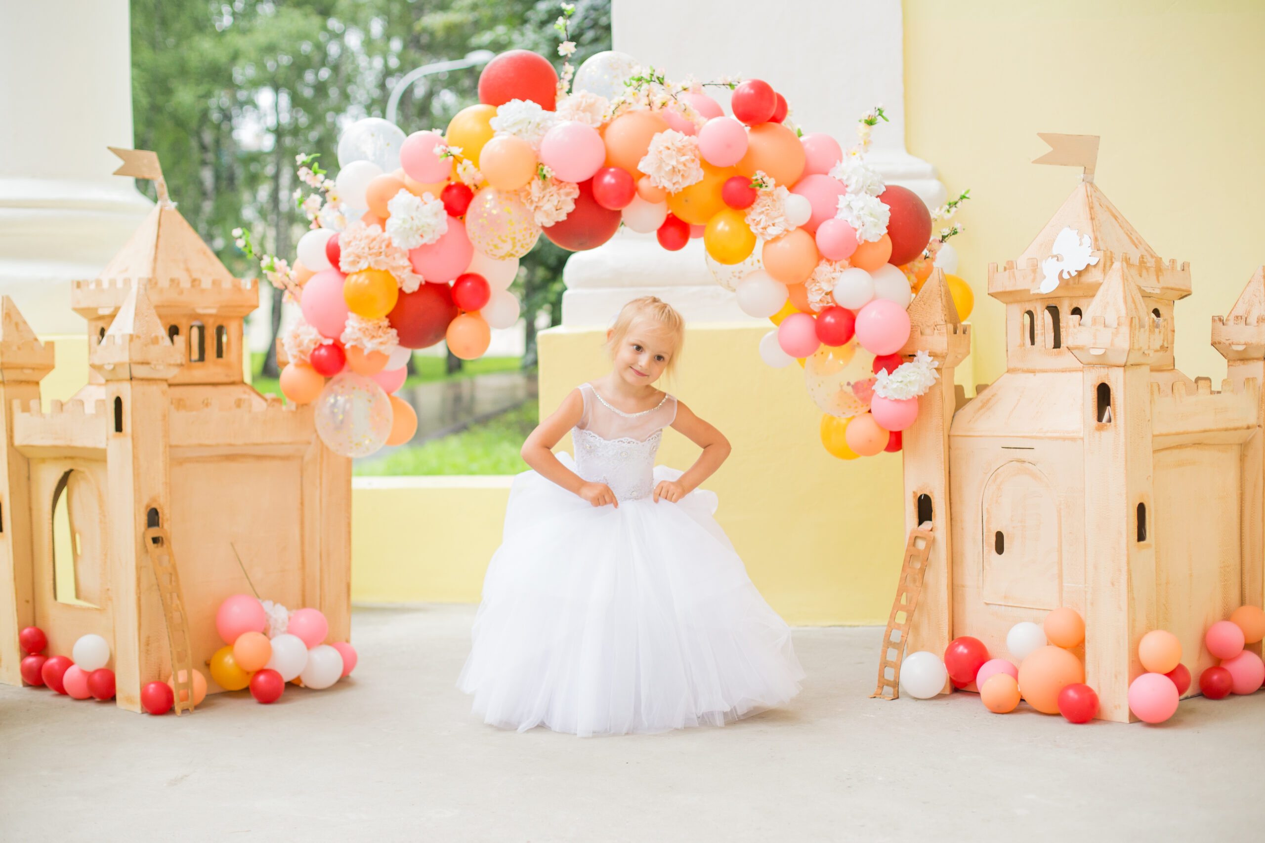 Украшение праздника или дня рождения надувными шарами и арка из шаров. Детский день рождения в Париже.