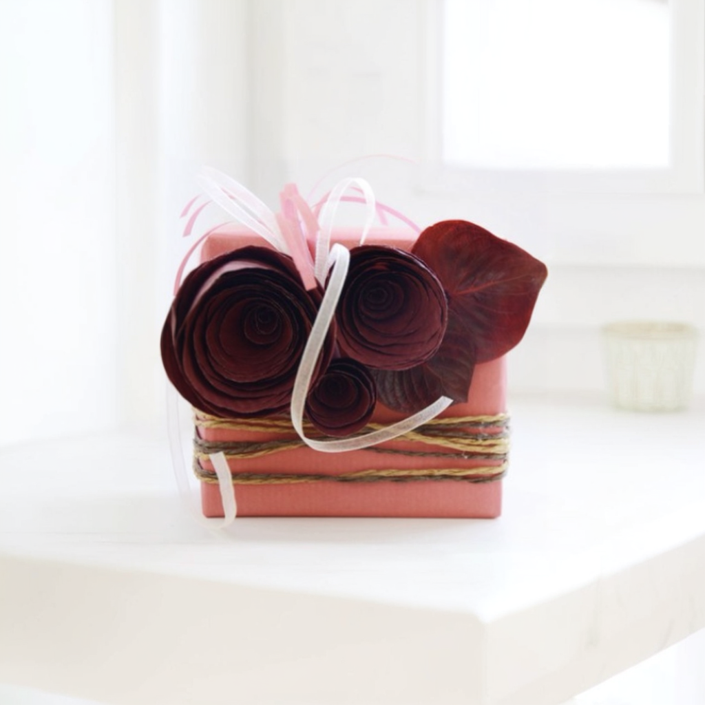 Праздничная упаковка подарков Услуга по упаковке подарков на день рождения