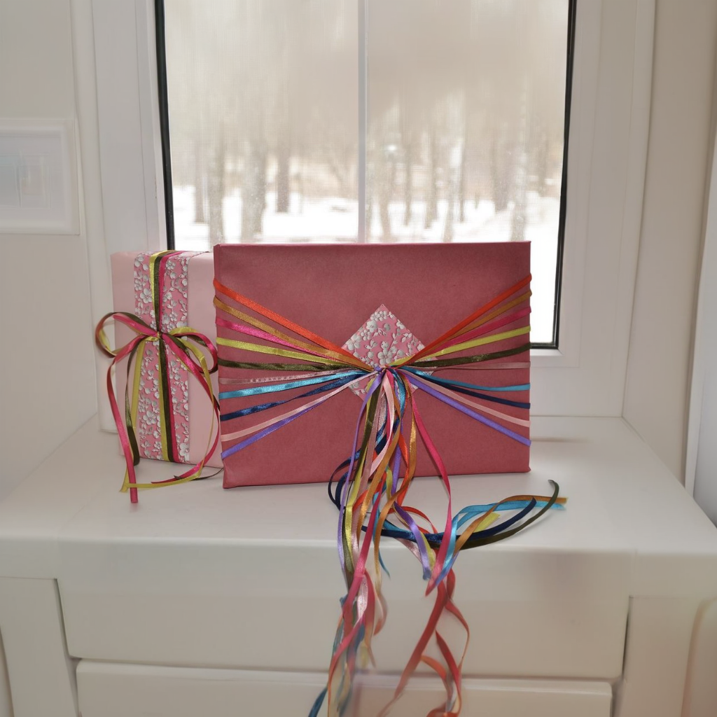 Праздничная упаковка подарков Услуга по упаковке подарков на день рождения