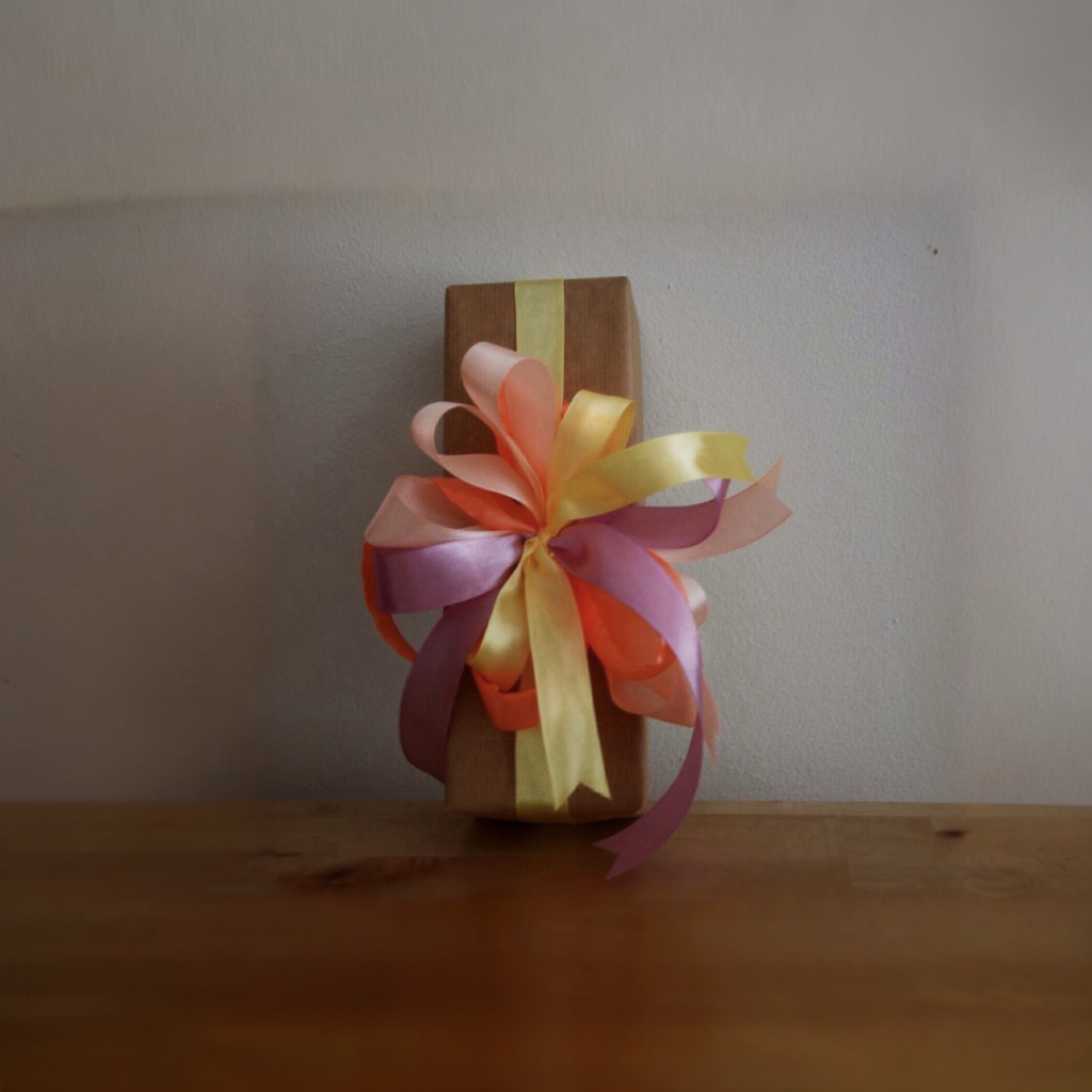 Праздничная упаковка подарков Услуга по упаковке подарков на день рождения