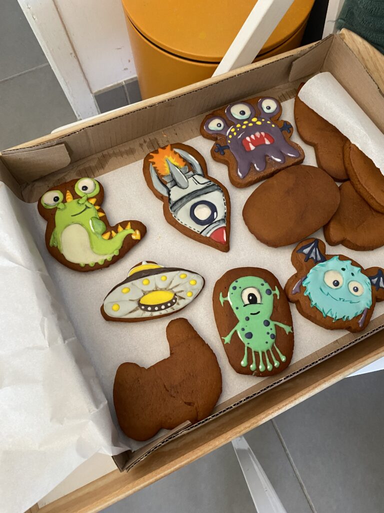 Тематические пряники, пирожные, компоты из натуральных продуктов, кэнди бар на день рождения, детский праздник