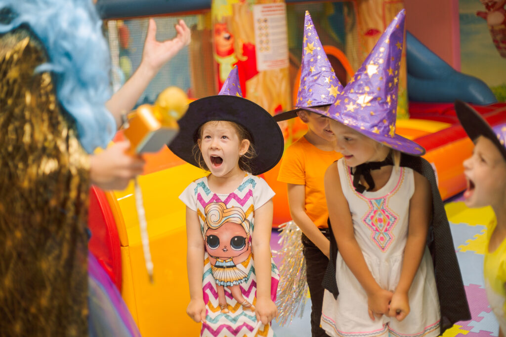 Мы разработаем сюжет праздника и проиграем его с детьми. Дети пройдут квест, споют весёлые поздравления, вручат подарки, разобьют пиньяту и оторвуться на весёлой дискотеке.