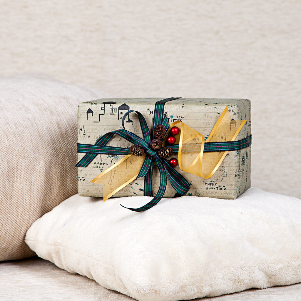 Праздничная упаковка подарков Услуга по упаковке подарков на день рождения