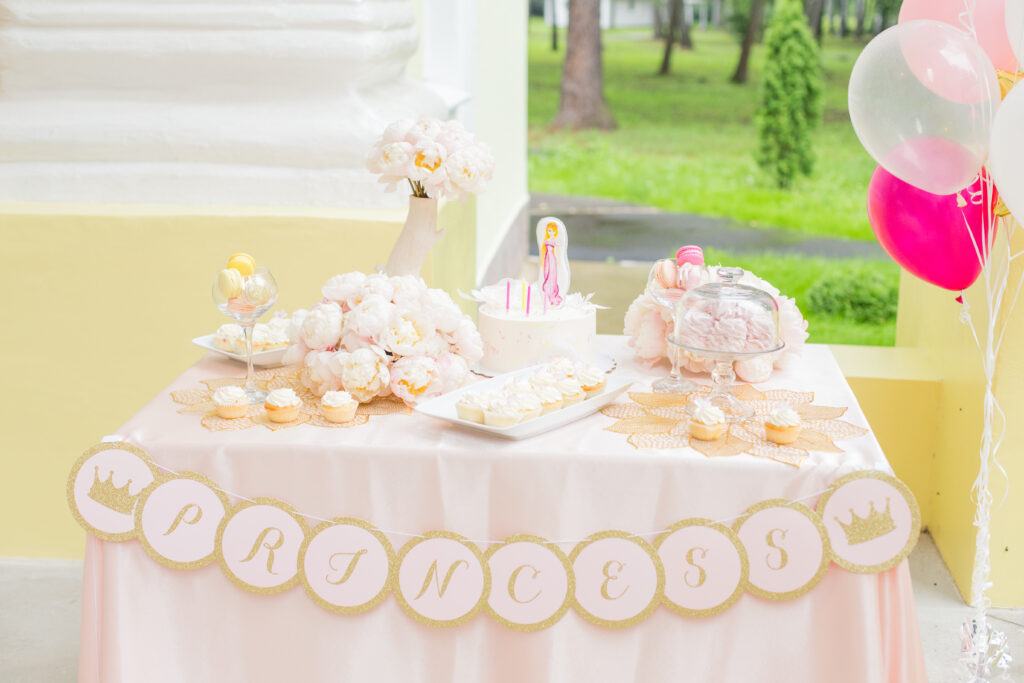 Украшение праздничного стола для девочки в стиле принцессы цветами, шарами и капкейками. Кэндибар. Кендибар.