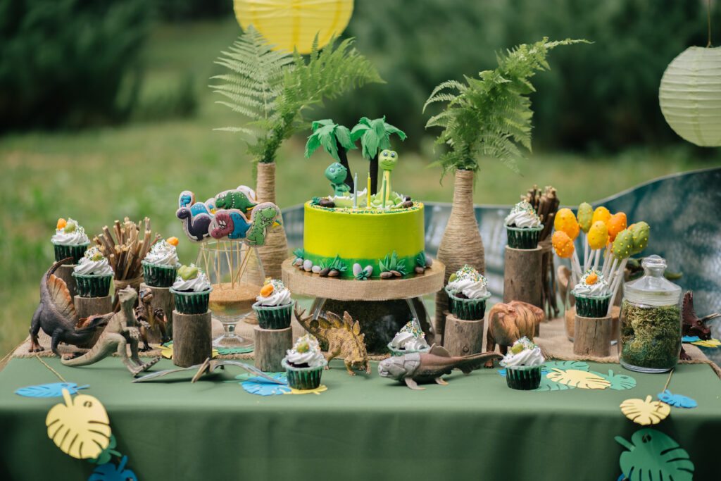 Тематические пряники, пирожные, компоты из натуральных продуктов, кэнди бар на день рождения, детский праздник