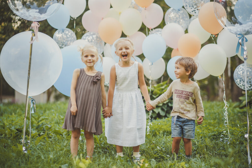 Украшение праздника или дня рождения надувными шарами и арка из шаров