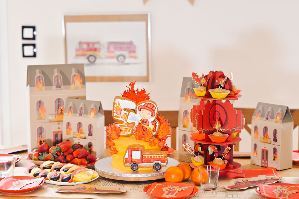 Тематические пряники, пирожные, компоты из натуральных продуктов, кэнди бар на день рождения, детский праздник