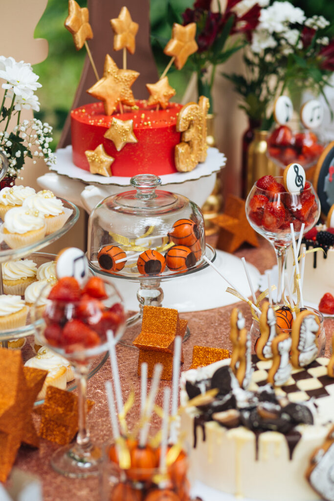 Тематические пряники, пирожные, компоты из натуральных продуктов, кэнди бар на день рождения, детский праздник