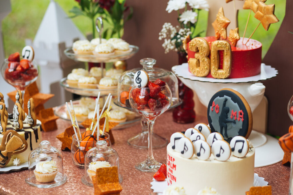 Тематические пряники, пирожные, компоты из натуральных продуктов, кэнди бар на день рождения, детский праздник