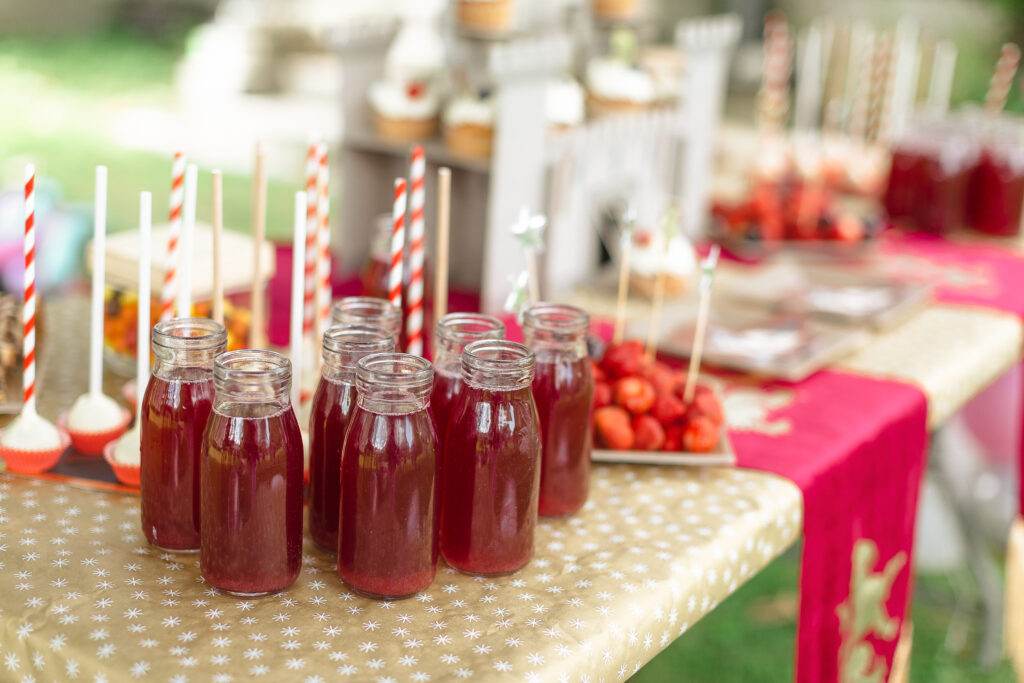 Тематические пряники, пирожные, компоты из натуральных продуктов, кэнди бар на день рождения, детский праздник
