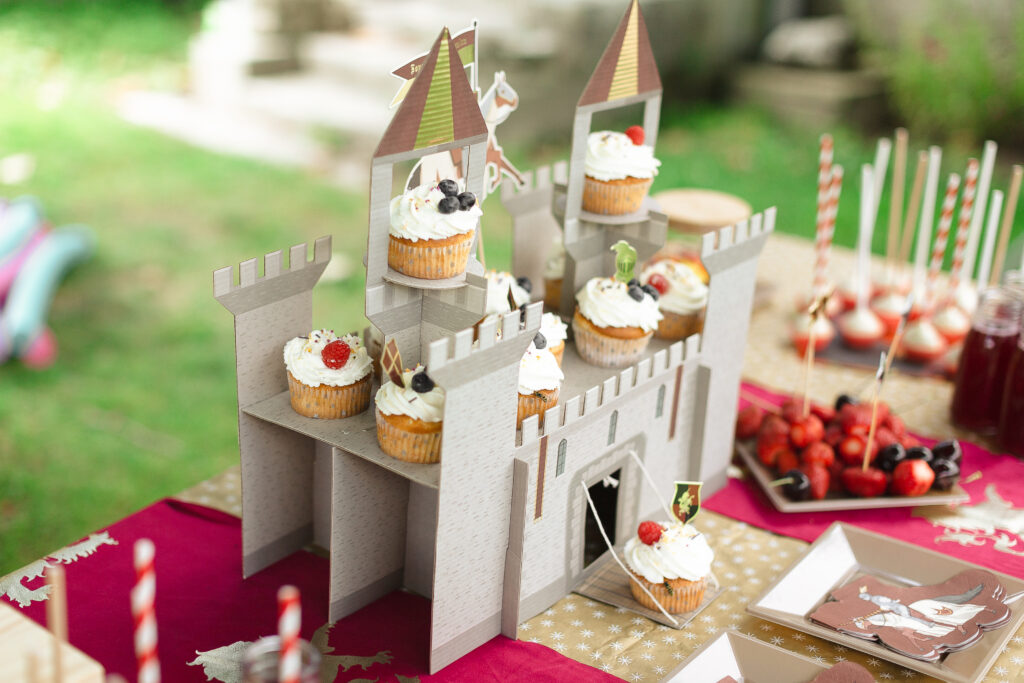 Тематические пряники, пирожные, компоты из натуральных продуктов, кэнди бар на день рождения, детский праздник