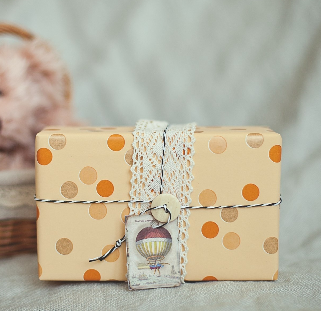 Праздничная упаковка подарков Услуга по упаковке подарков на день рождения