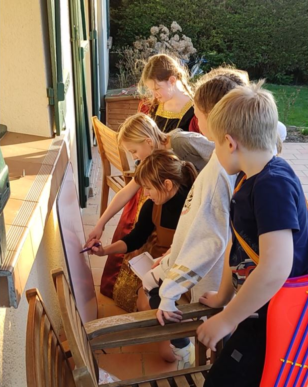 Мы разработаем сюжет праздника и проиграем его с детьми. Дети пройдут квест, споют весёлые поздравления, вручат подарки, разобьют пиньяту и оторвуться на весёлой дискотеке.