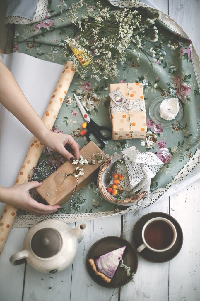 Праздничная упаковка подарков Услуга по упаковке подарков на день рождения